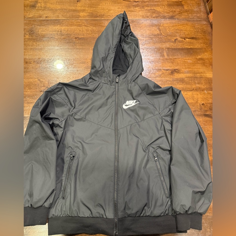 Nike Sportswear Windrunner Hooded Jacket in Black - Boys size Large